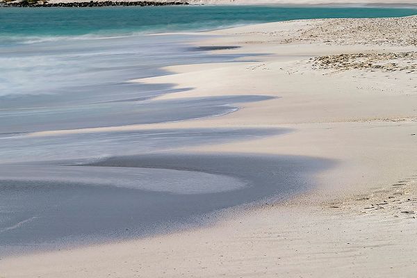 Jones, Adam 아티스트의 Surf pattern washing up on white sandy beach-Espanola Island-Galapagos Islands-Ecuador작품입니다.